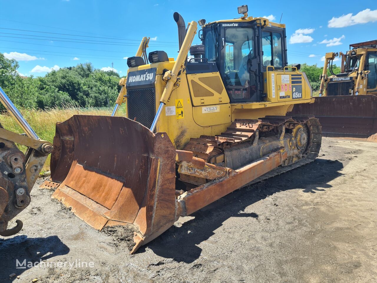 Komatsu D65EX-17 bulldozer