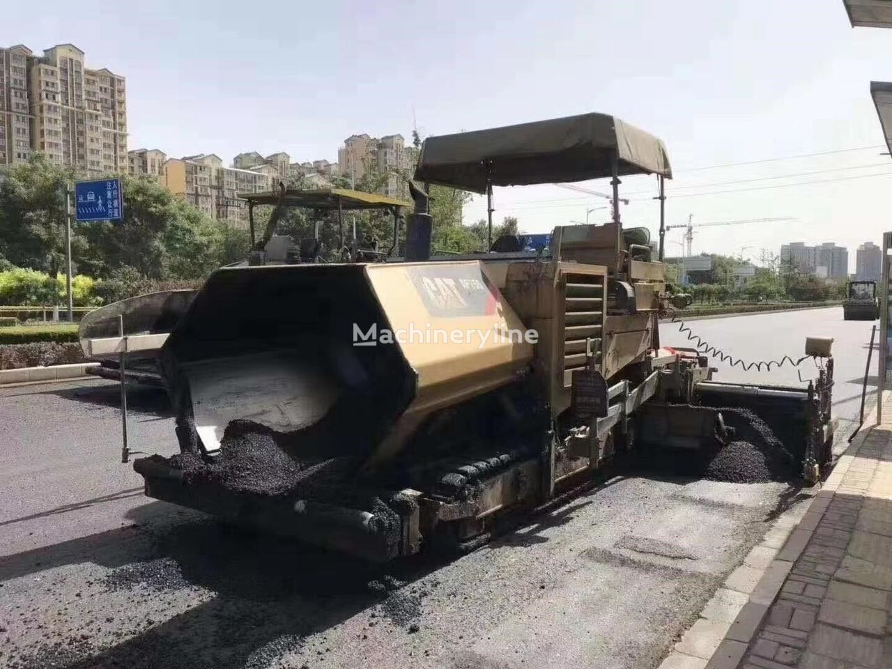 Caterpillar AP-755 crawler asphalt paver