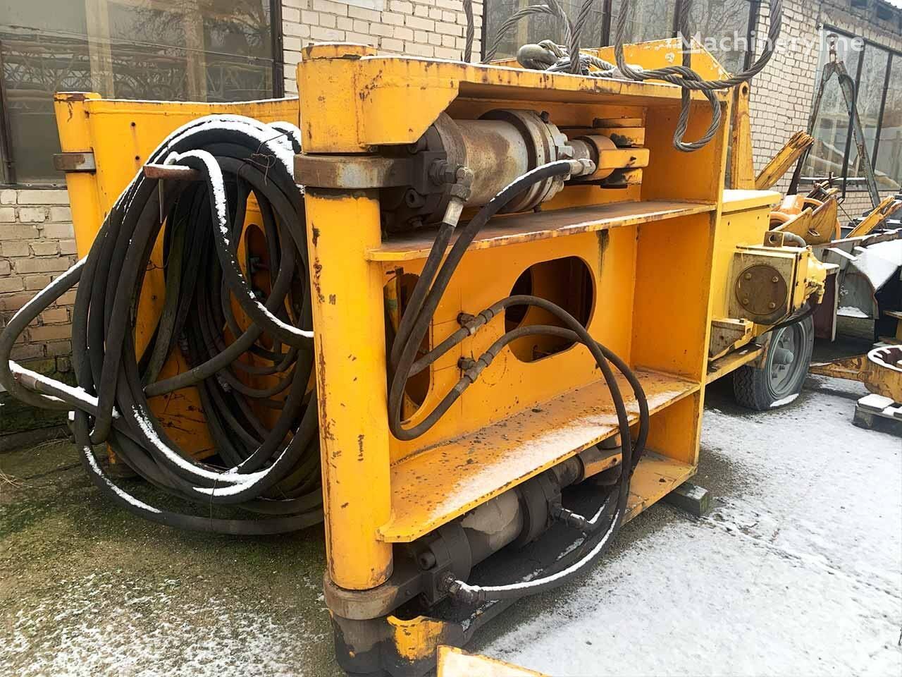 Hydraulic drill pipe lifting device drilling rig