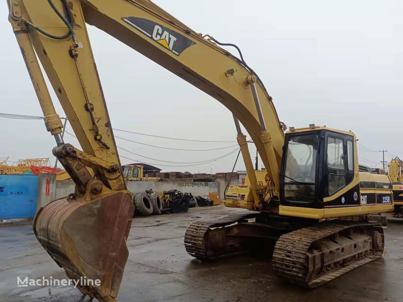 Caterpillar 325BL tracked excavator