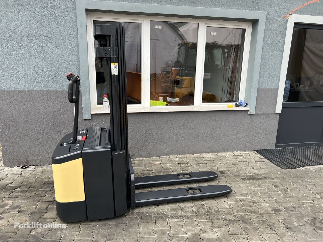 CROWN ORE 4724 pallet stacker for sale Romania, VZ32124