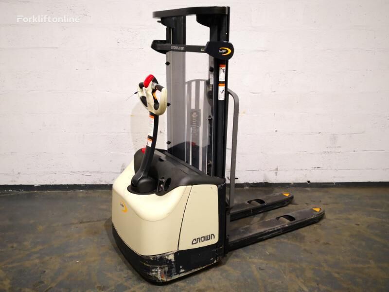 Crown WF3000-1.0FT pallet stacker for sale France SENLIS, FA29728